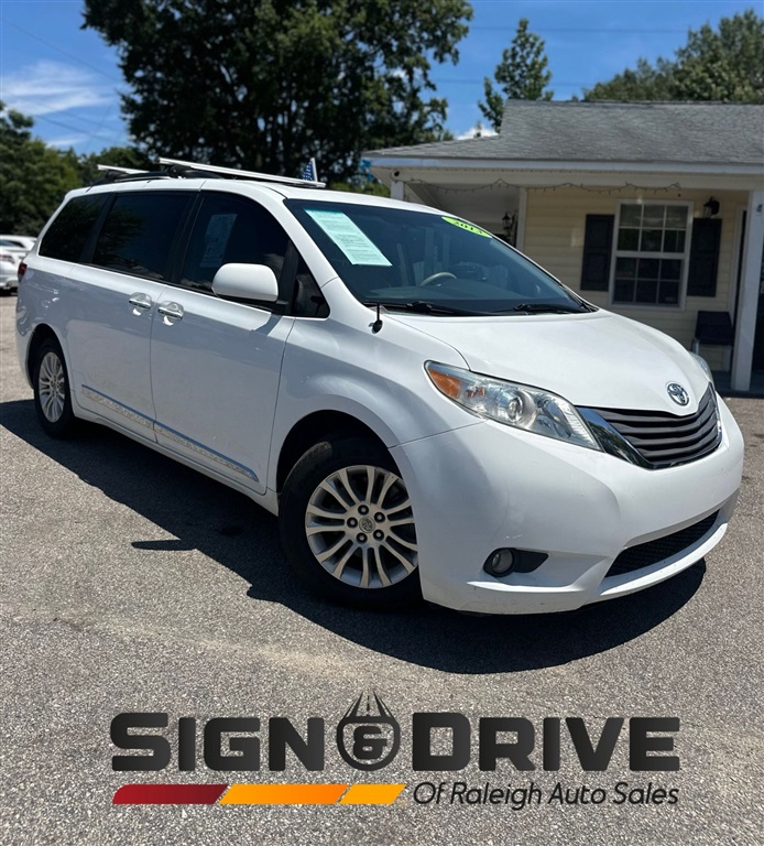 2013 Toyota Sienna XLE FWD 8-Passenger V6 for sale by dealer