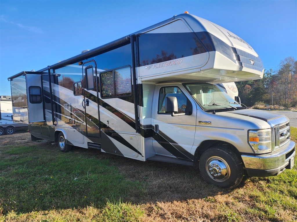 2010 Jamboree 31M E450 for sale by dealer