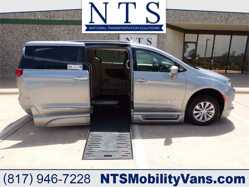 2018 CHRYSLER PACIFICA TOURING L for sale by dealer