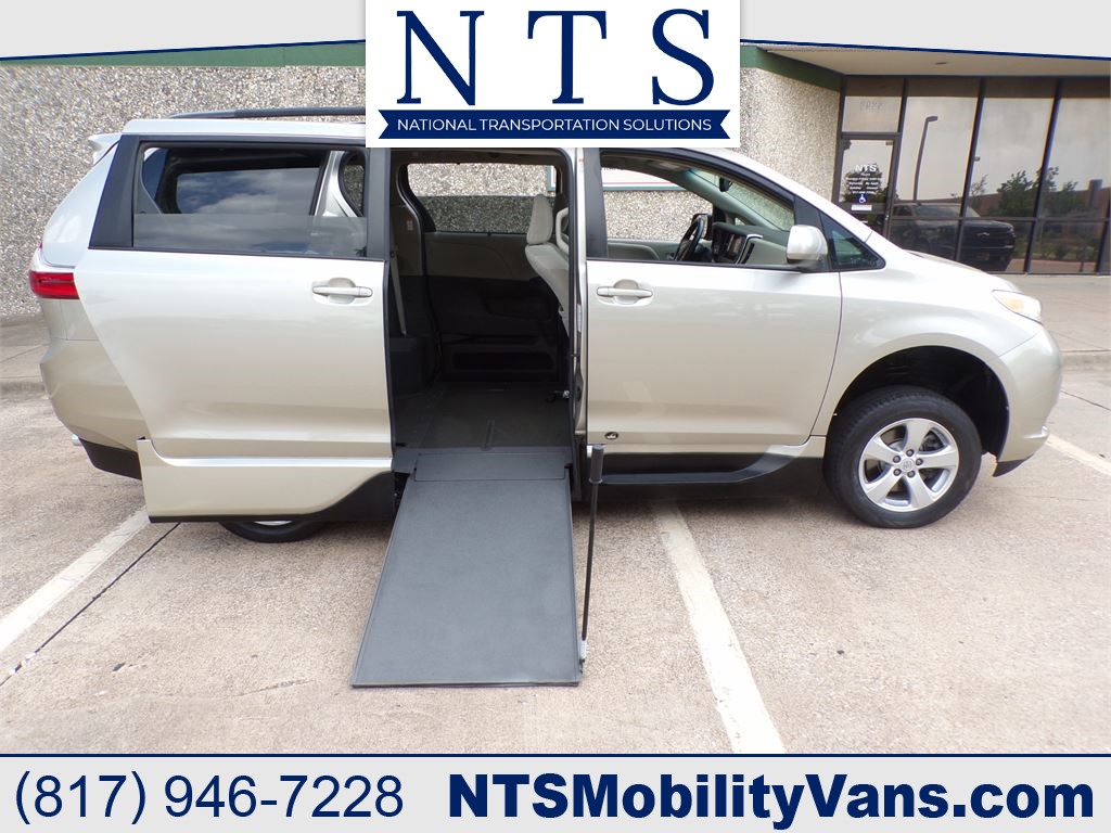 2017 TOYOTA SIENNA LE for sale by dealer