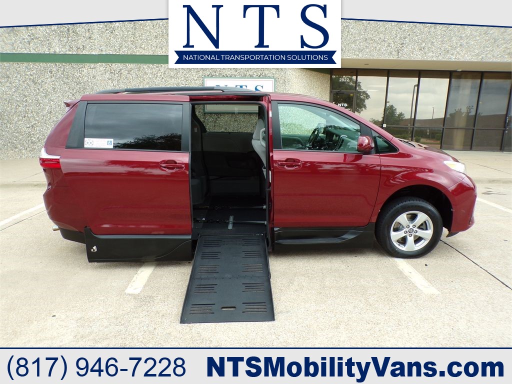 2018 TOYOTA SIENNA LE for sale by dealer