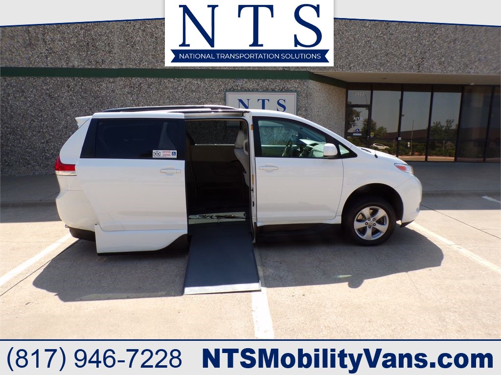 2013 TOYOTA SIENNA LE for sale by dealer