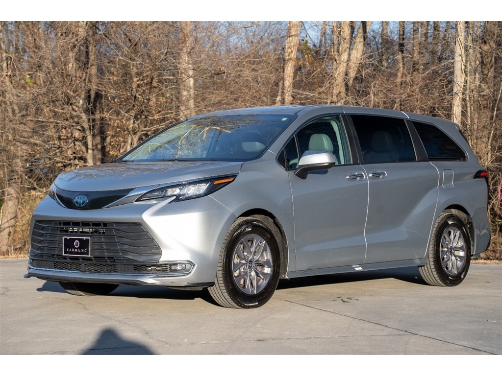 2022 Toyota Sienna XLE 7-Passenger for sale by dealer