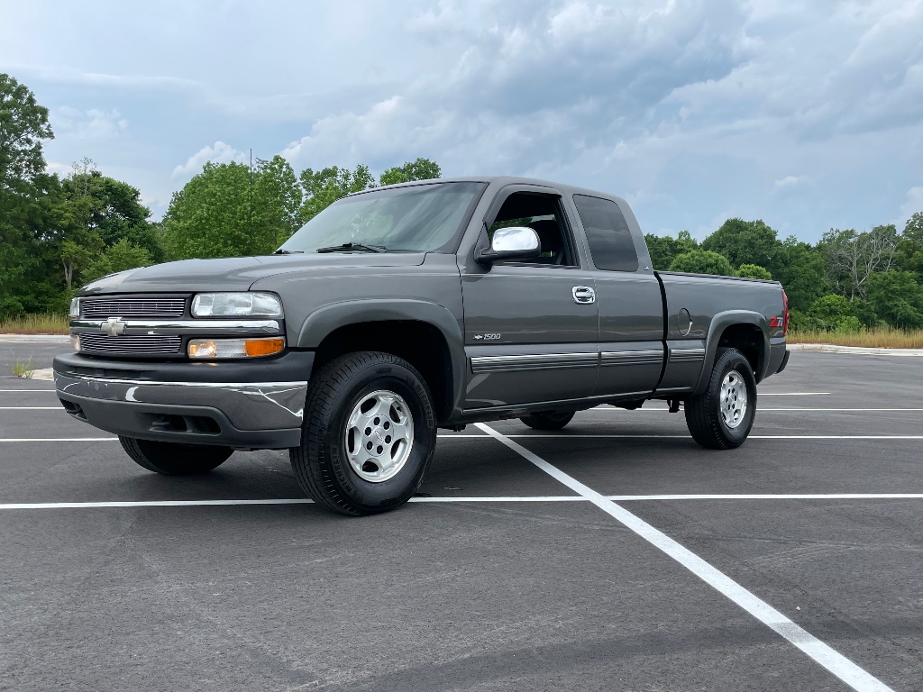 2000 Chevrolet Silverado 1500 LS Ext. Cab 3Door Short Bed 4WD for sale