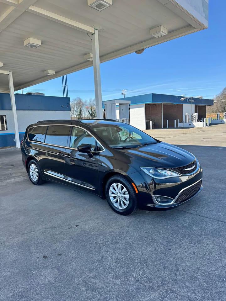 2017 Chrysler Pacifica Touring-L for sale by dealer