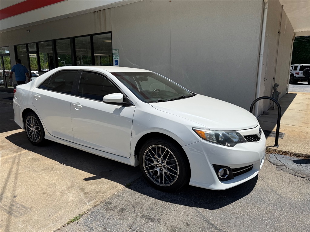 2014 Toyota Camry SE for sale by dealer