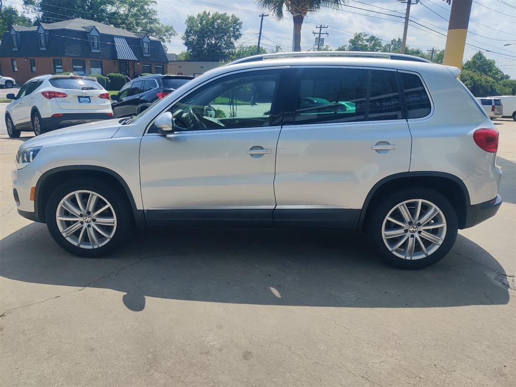 2013 VOLKSWAGEN TIGUAN SE for sale by dealer