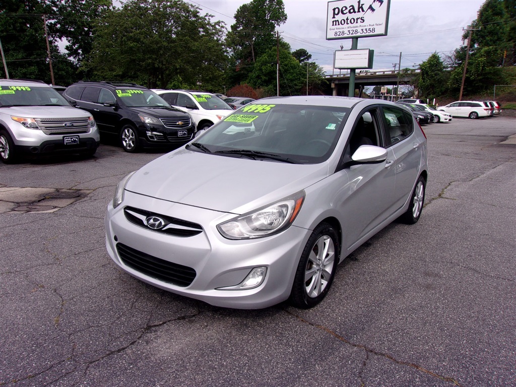 2013 Hyundai Accent SE 5-door for sale by dealer